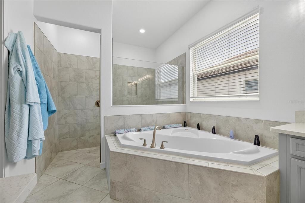 En Venta: $600,000 (3 camas, 3 baños, 2651 Pies cuadrados)