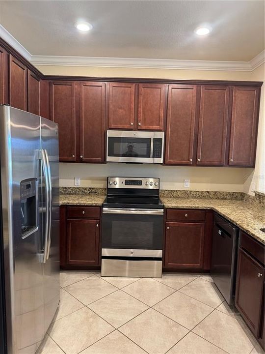 合同活跃: $265,000 (3 贝兹, 2 浴室, 1949 平方英尺)