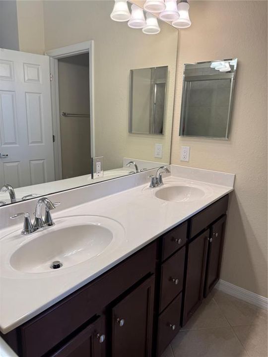 合同活跃: $265,000 (3 贝兹, 2 浴室, 1949 平方英尺)