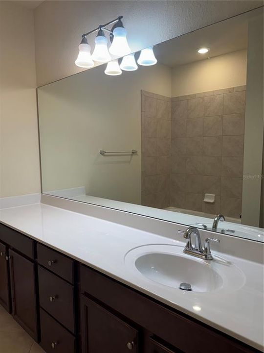 合同活跃: $265,000 (3 贝兹, 2 浴室, 1949 平方英尺)