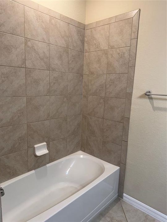 合同活跃: $265,000 (3 贝兹, 2 浴室, 1949 平方英尺)