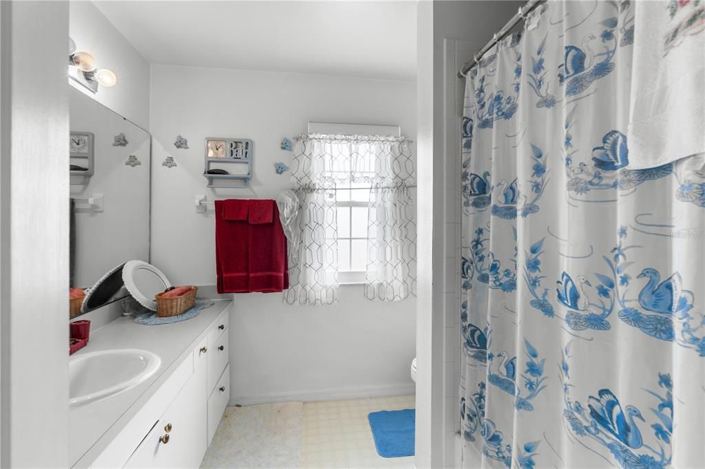 Active With Contract: $290,000 (4 beds, 2 baths, 1949 Square Feet)