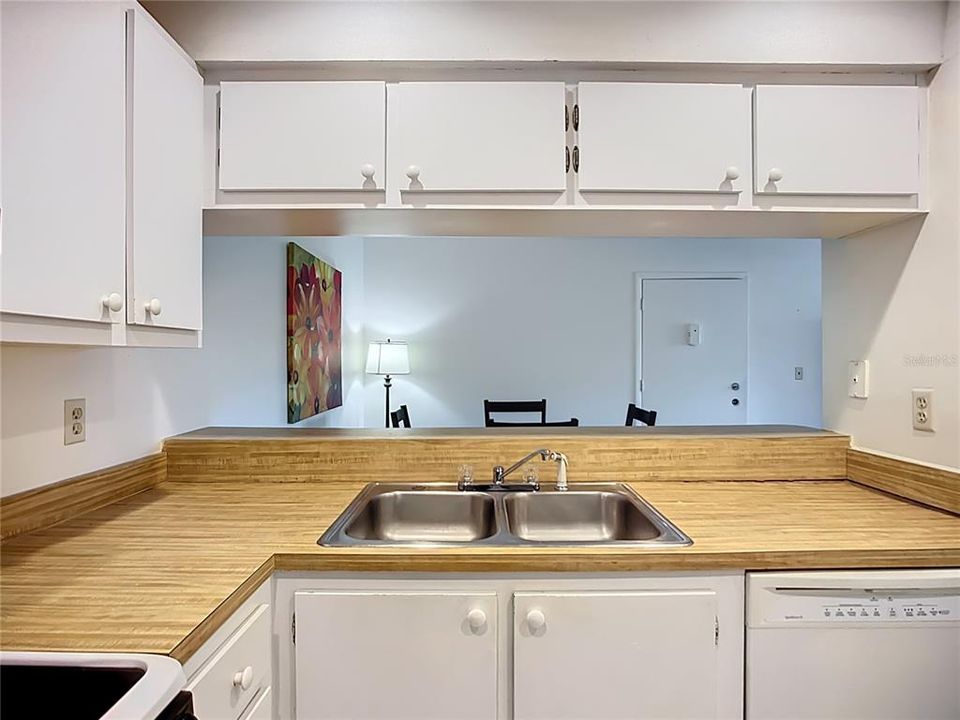 Под контрактом: $164,000 (2 спален, 2 ванн, 964 Квадратных фут)