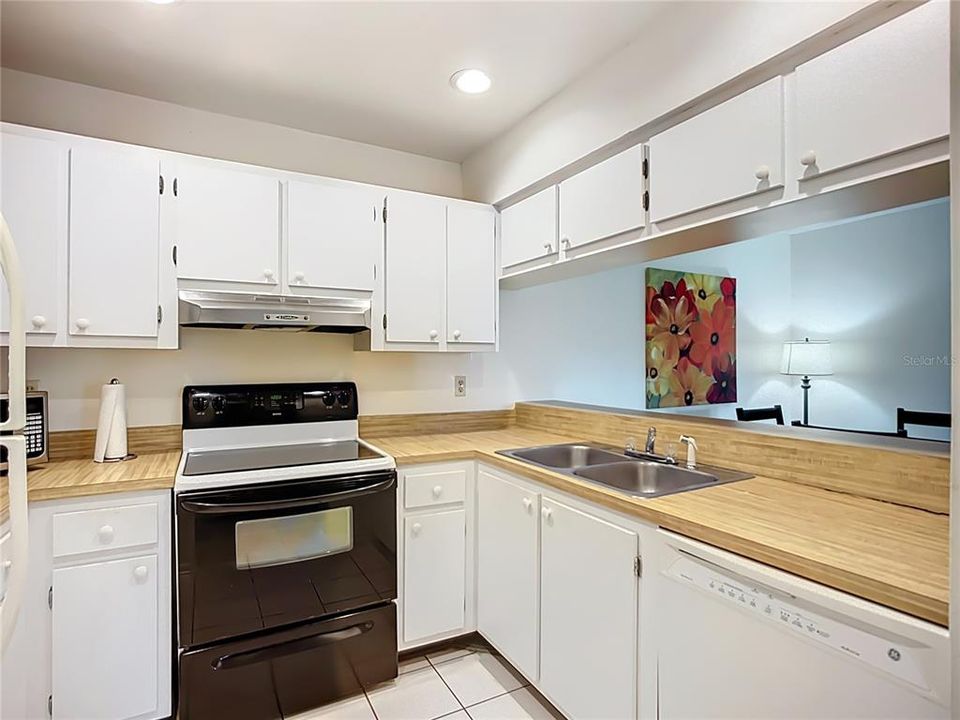 Под контрактом: $164,000 (2 спален, 2 ванн, 964 Квадратных фут)