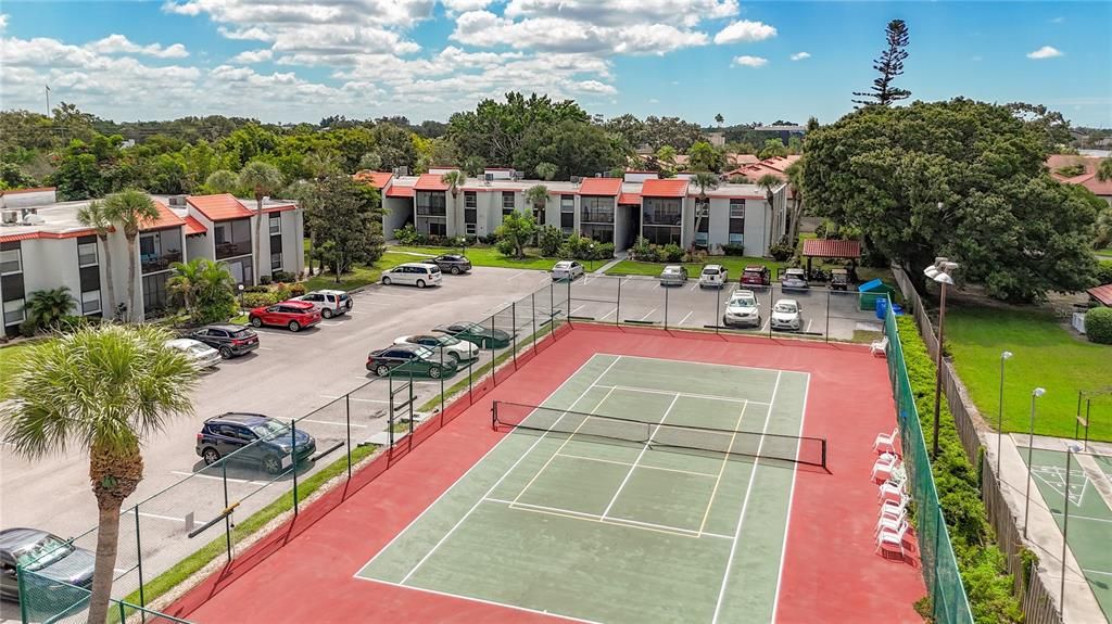 Под контрактом: $164,000 (2 спален, 2 ванн, 964 Квадратных фут)