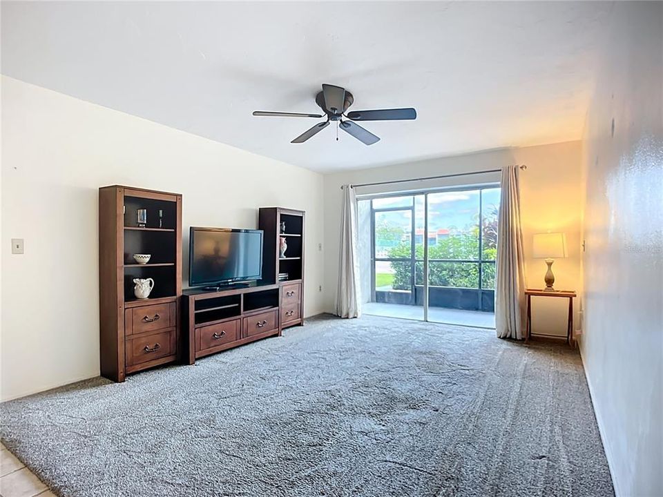 Под контрактом: $164,000 (2 спален, 2 ванн, 964 Квадратных фут)