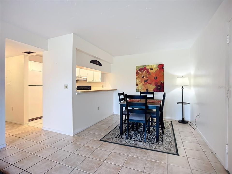 Под контрактом: $164,000 (2 спален, 2 ванн, 964 Квадратных фут)