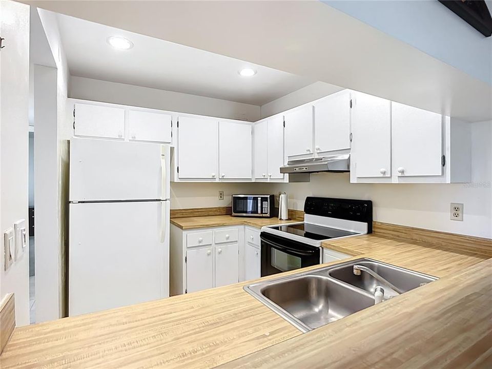 Под контрактом: $164,000 (2 спален, 2 ванн, 964 Квадратных фут)