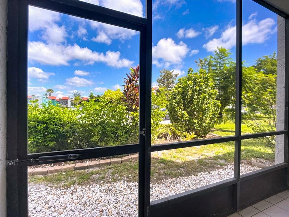 Под контрактом: $164,000 (2 спален, 2 ванн, 964 Квадратных фут)