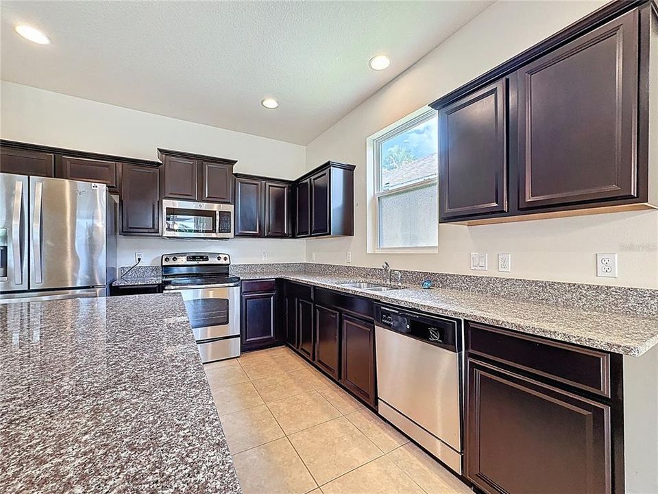 Под контрактом: $2,500 (4 спален, 2 ванн, 1843 Квадратных фут)