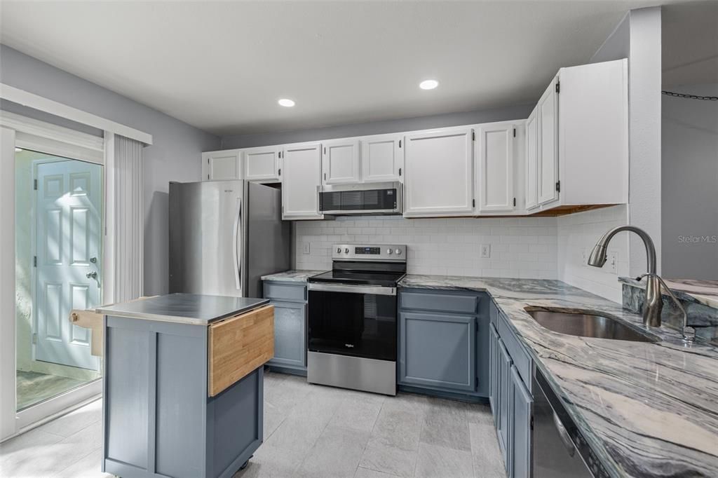 Active With Contract: $275,000 (2 beds, 2 baths, 1298 Square Feet)