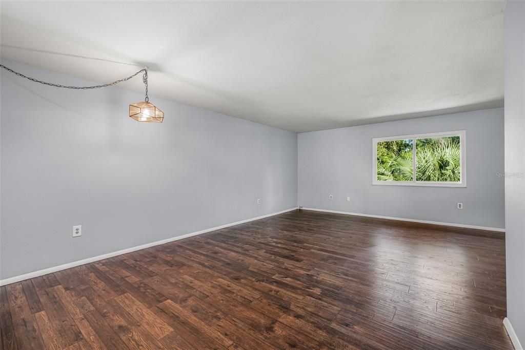 Active With Contract: $275,000 (2 beds, 2 baths, 1298 Square Feet)