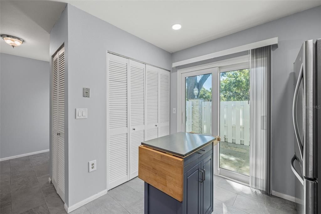 Active With Contract: $275,000 (2 beds, 2 baths, 1298 Square Feet)