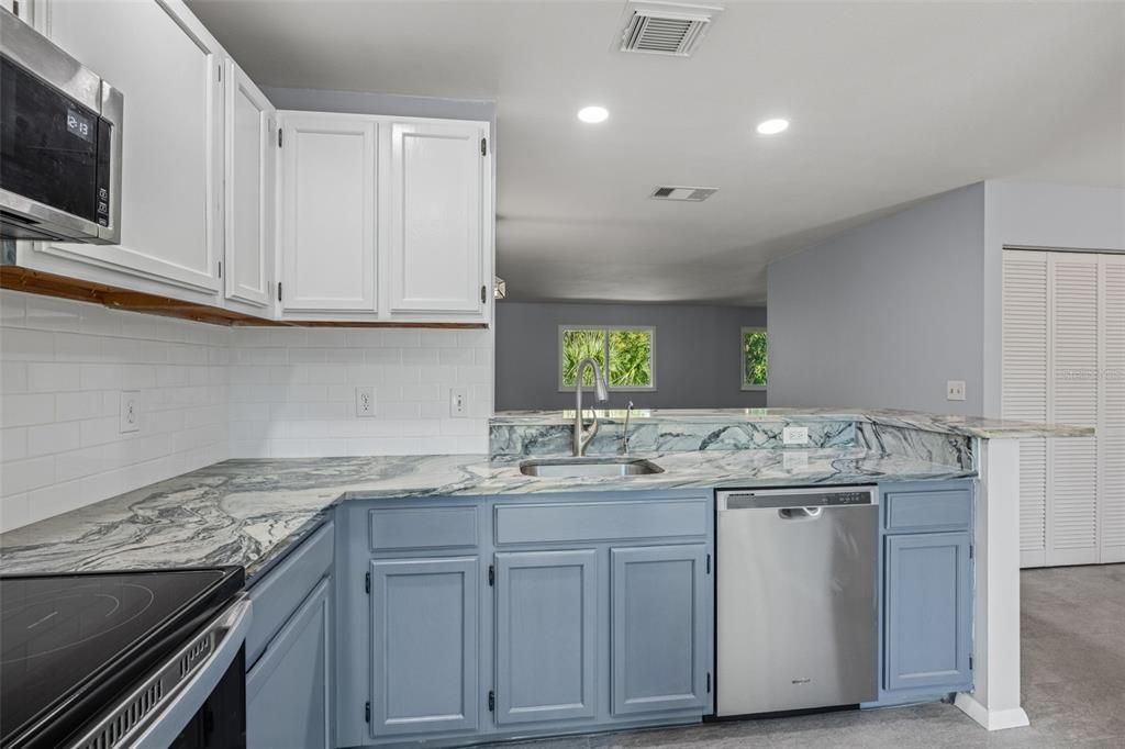 Active With Contract: $275,000 (2 beds, 2 baths, 1298 Square Feet)