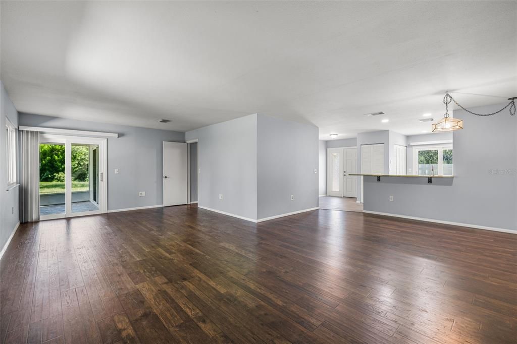 Active With Contract: $275,000 (2 beds, 2 baths, 1298 Square Feet)