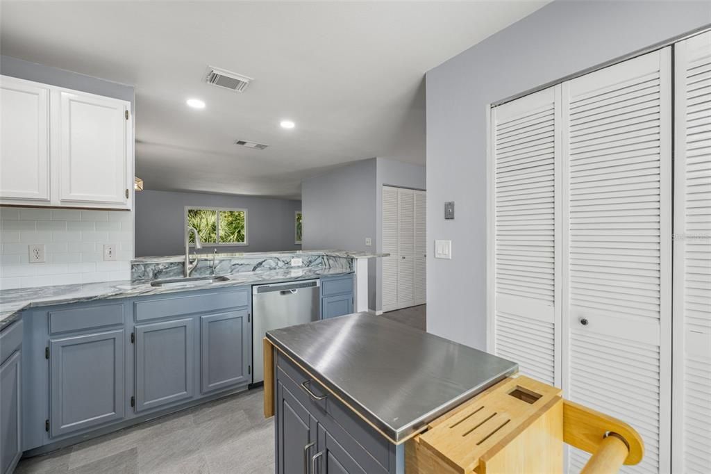 Active With Contract: $275,000 (2 beds, 2 baths, 1298 Square Feet)