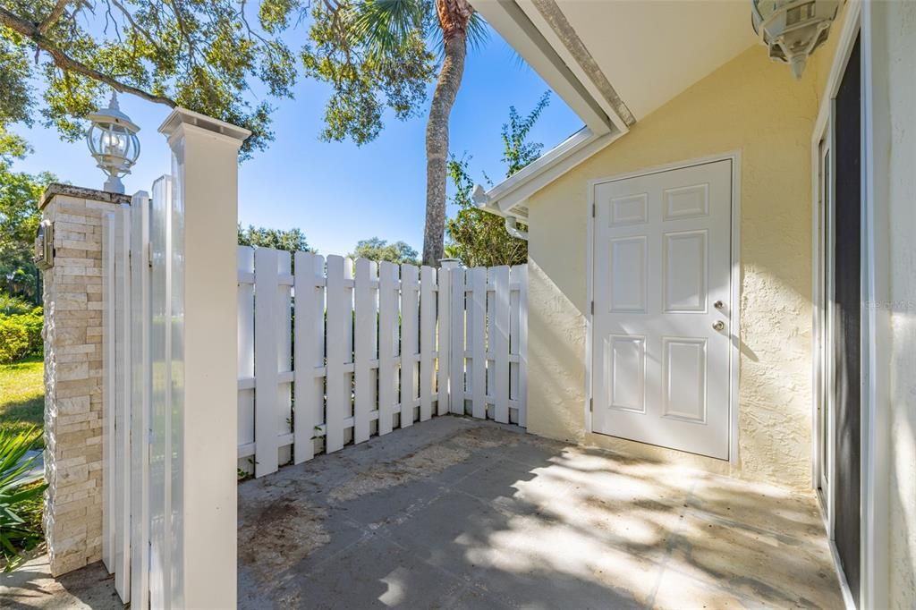 Active With Contract: $275,000 (2 beds, 2 baths, 1298 Square Feet)