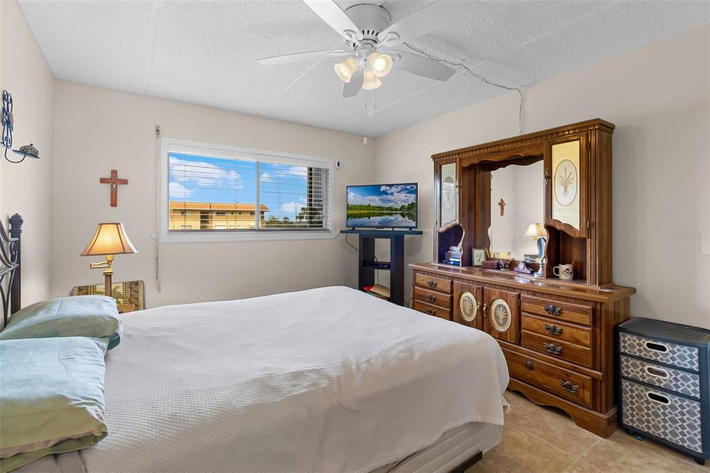 For Sale: $149,900 (1 beds, 1 baths, 828 Square Feet)