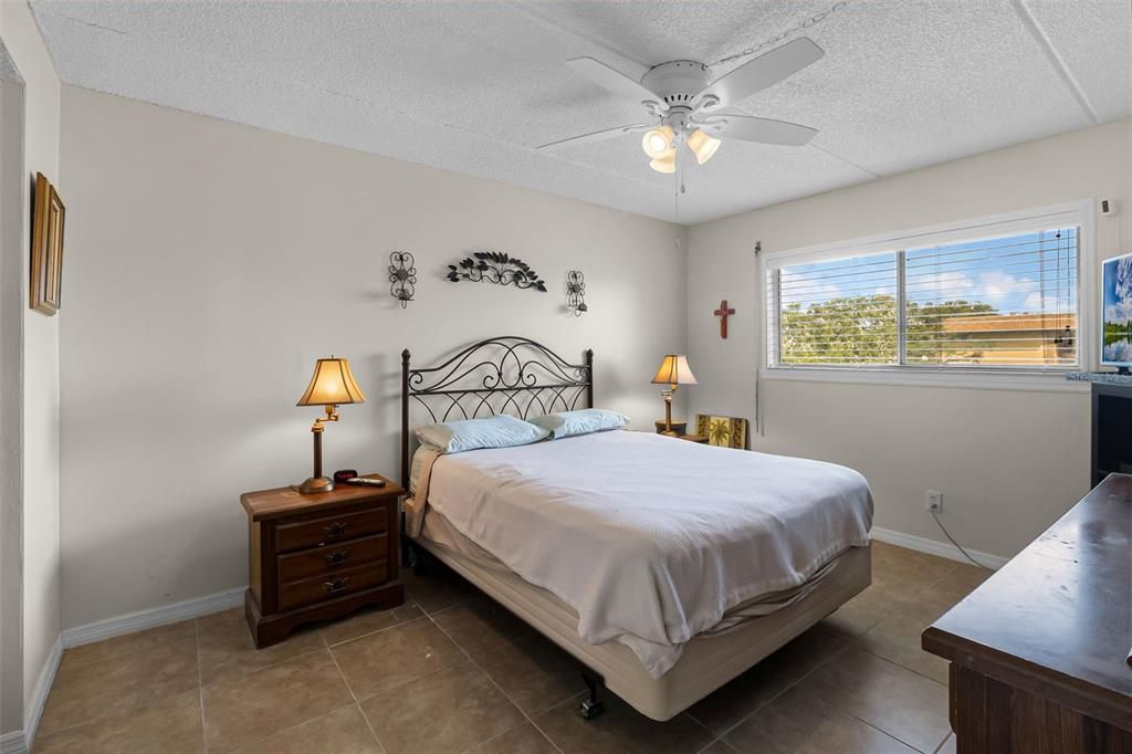 For Sale: $149,900 (1 beds, 1 baths, 828 Square Feet)