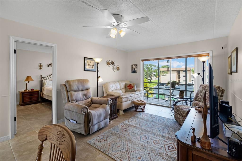 For Sale: $149,900 (1 beds, 1 baths, 828 Square Feet)