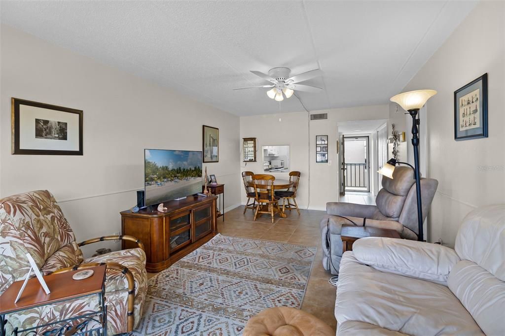 For Sale: $149,900 (1 beds, 1 baths, 828 Square Feet)