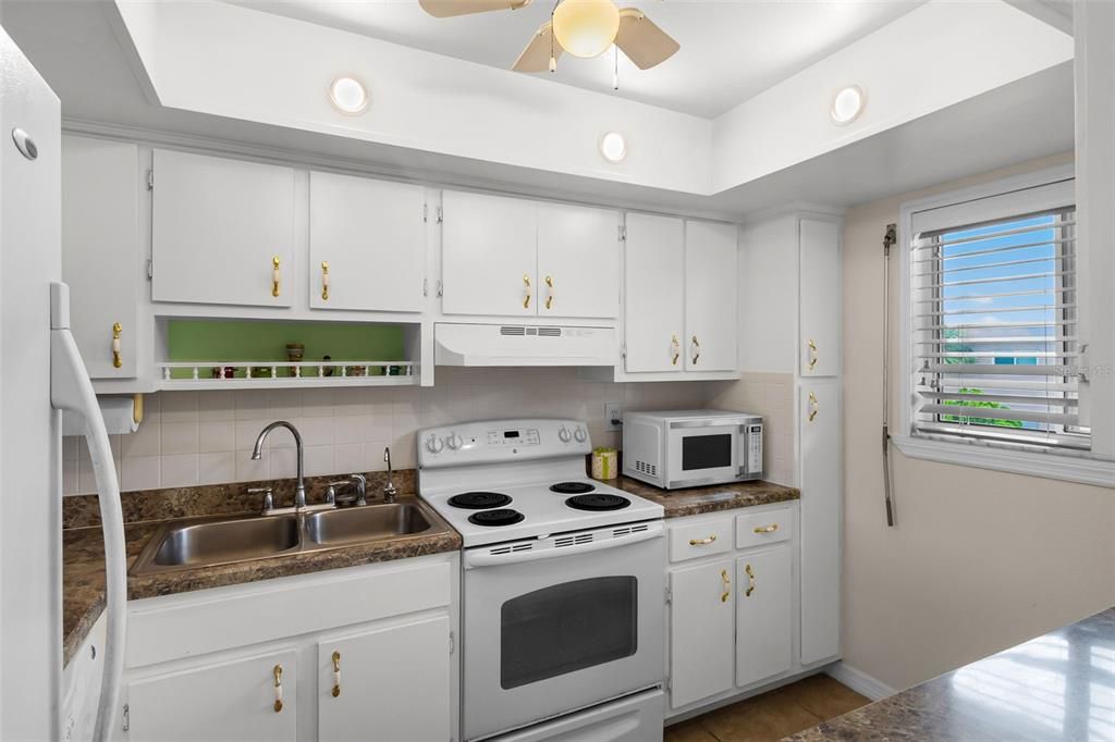 For Sale: $149,900 (1 beds, 1 baths, 828 Square Feet)