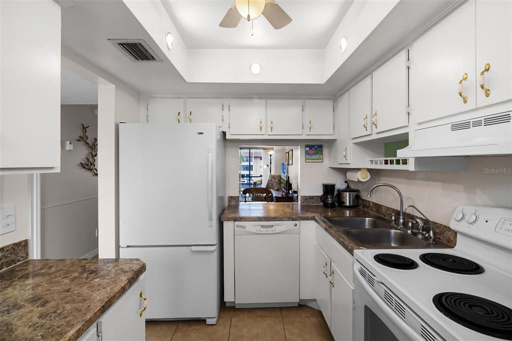 For Sale: $149,900 (1 beds, 1 baths, 828 Square Feet)