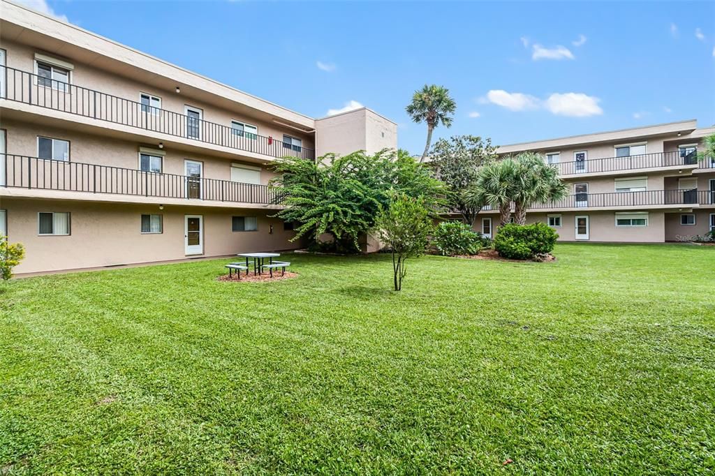 For Sale: $149,900 (1 beds, 1 baths, 828 Square Feet)