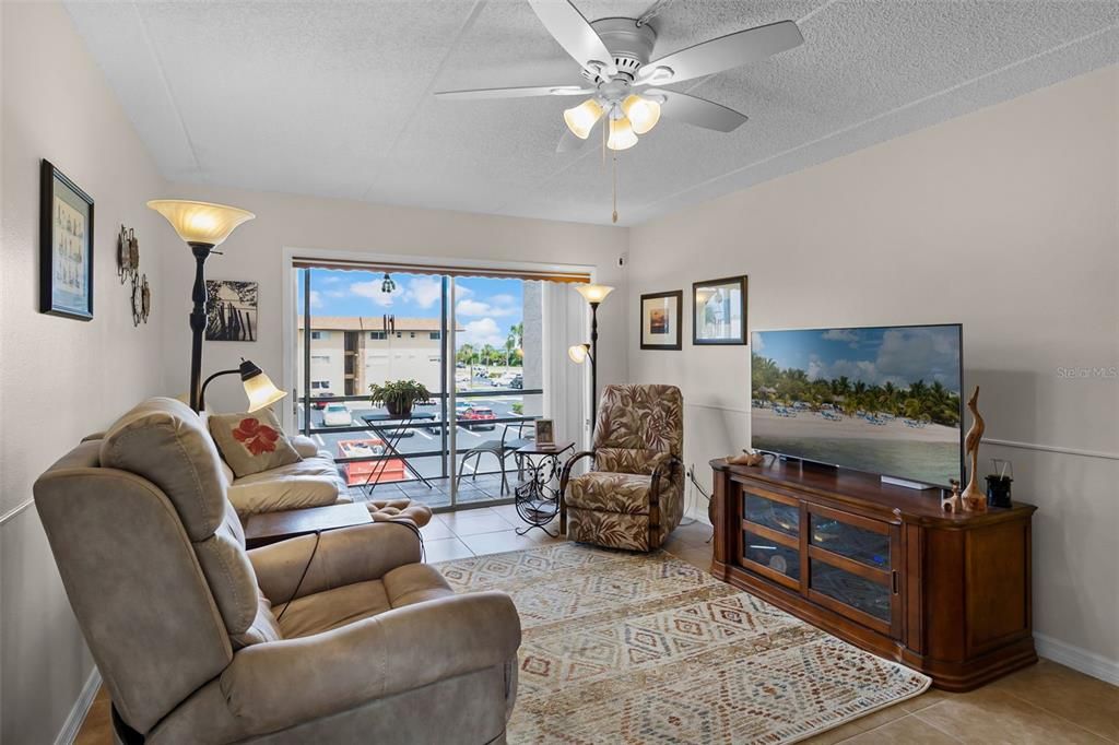 For Sale: $149,900 (1 beds, 1 baths, 828 Square Feet)