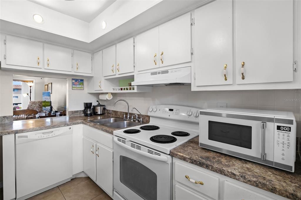 For Sale: $149,900 (1 beds, 1 baths, 828 Square Feet)