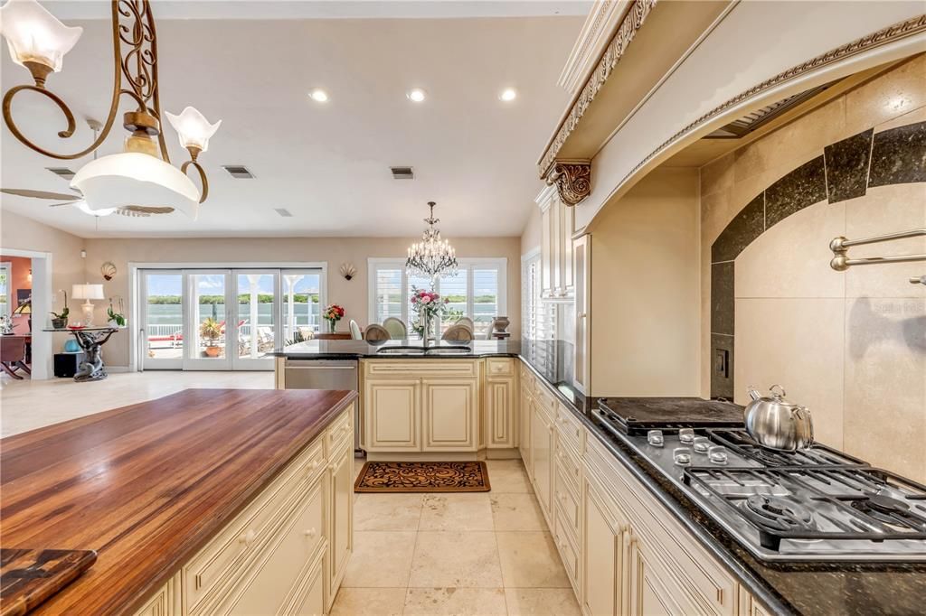 待售: $3,400,000 (6 贝兹, 4 浴室, 4827 平方英尺)