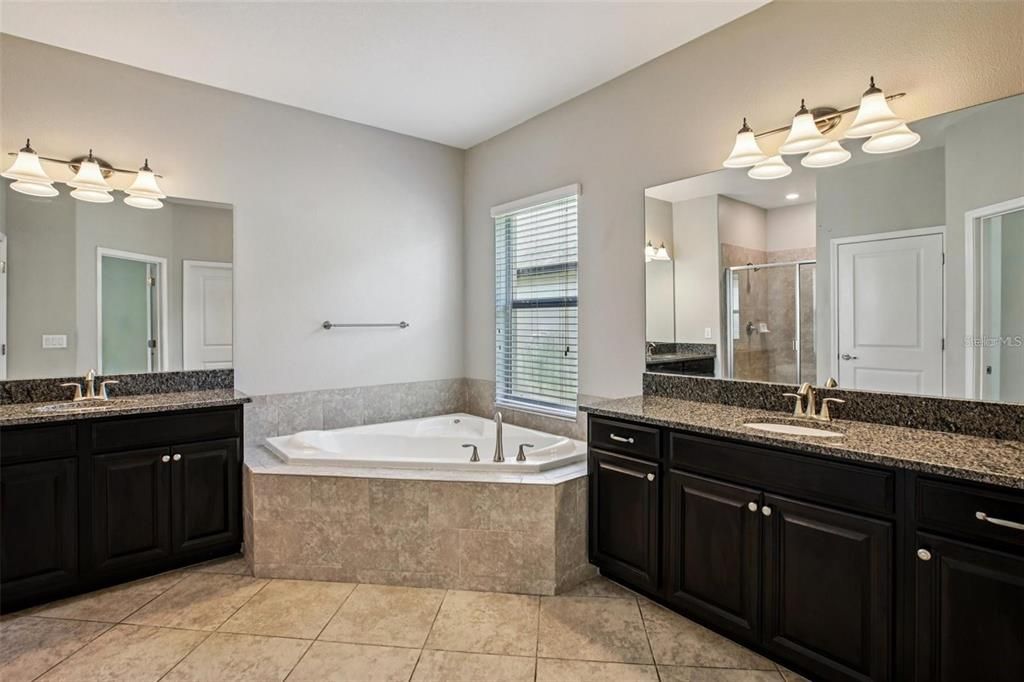 出租: $3,380 (5 贝兹, 3 浴室, 3773 平方英尺)