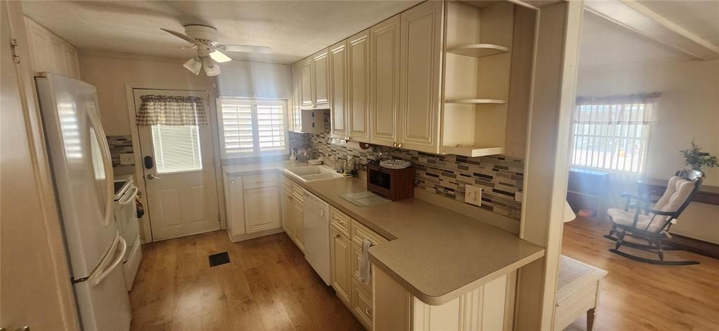 For Sale: $130,000 (2 beds, 2 baths, 1008 Square Feet)