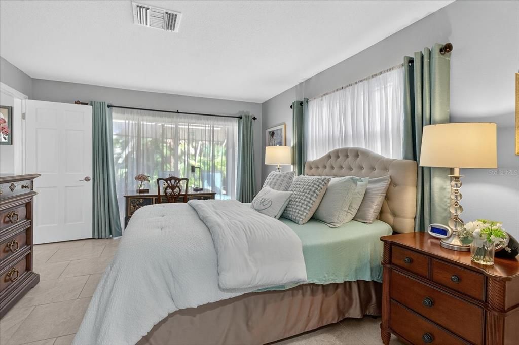 合同活跃: $669,000 (4 贝兹, 2 浴室, 2510 平方英尺)