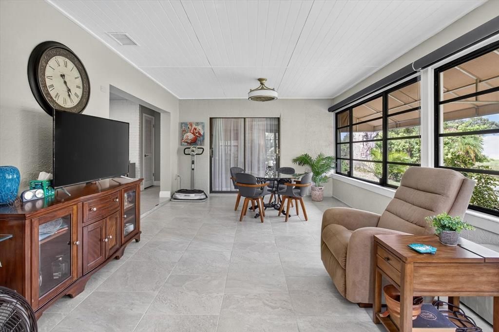 合同活跃: $669,000 (4 贝兹, 2 浴室, 2510 平方英尺)