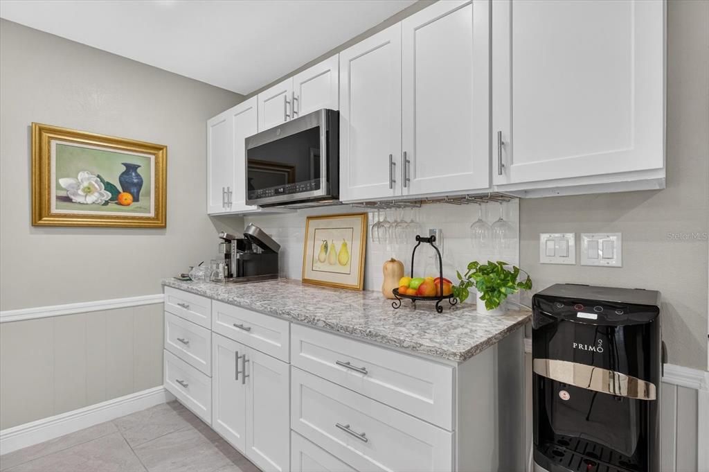 合同活跃: $669,000 (4 贝兹, 2 浴室, 2510 平方英尺)