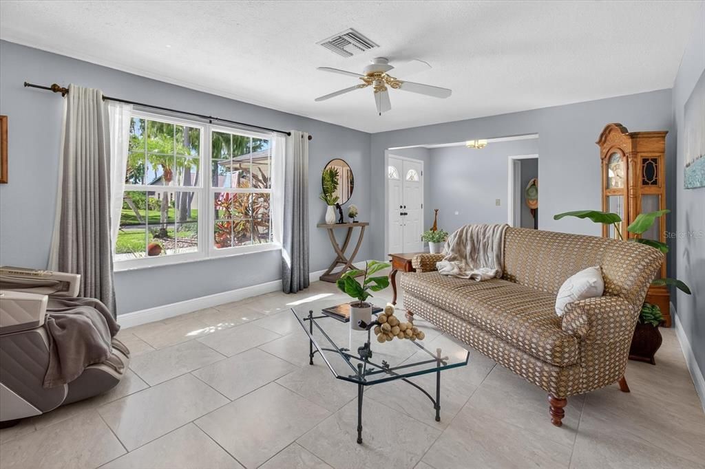 合同活跃: $669,000 (4 贝兹, 2 浴室, 2510 平方英尺)