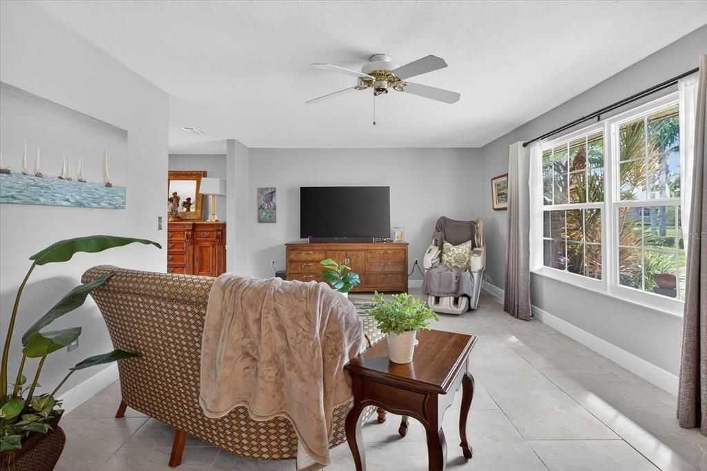 合同活跃: $669,000 (4 贝兹, 2 浴室, 2510 平方英尺)