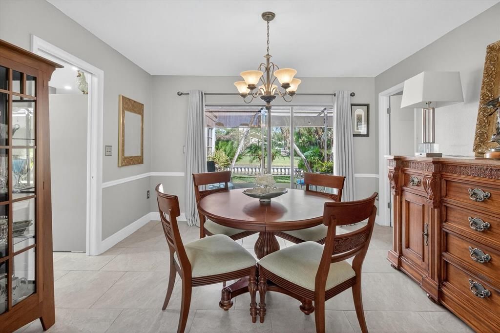 合同活跃: $669,000 (4 贝兹, 2 浴室, 2510 平方英尺)