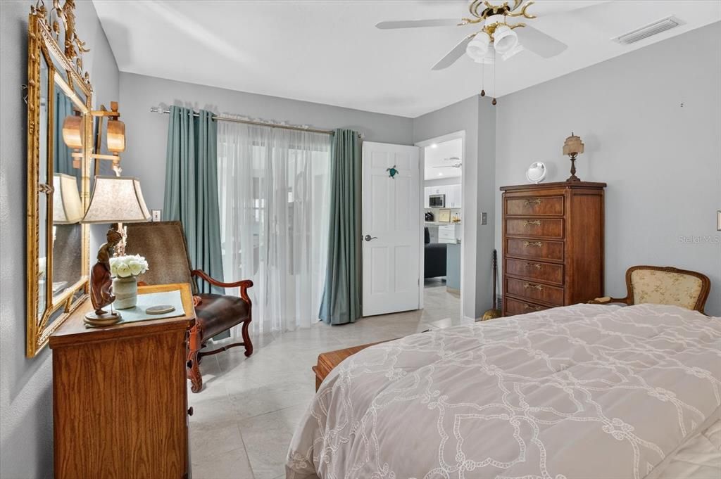 合同活跃: $669,000 (4 贝兹, 2 浴室, 2510 平方英尺)