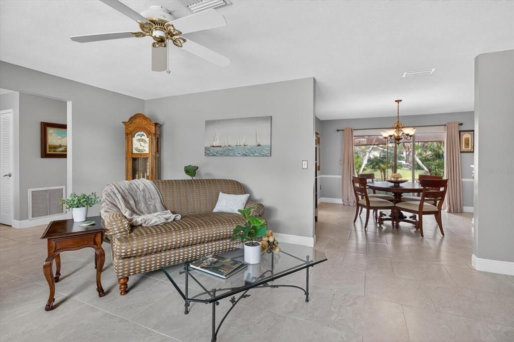 合同活跃: $669,000 (4 贝兹, 2 浴室, 2510 平方英尺)