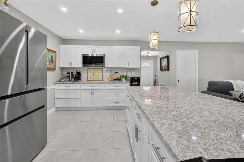 合同活跃: $669,000 (4 贝兹, 2 浴室, 2510 平方英尺)