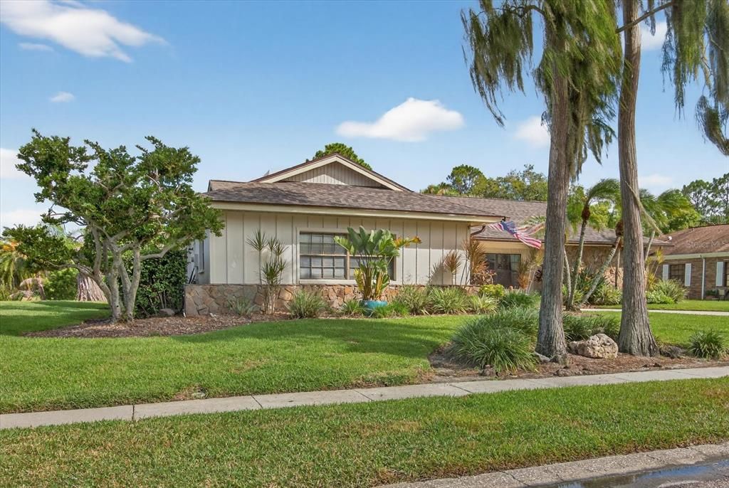 合同活跃: $669,000 (4 贝兹, 2 浴室, 2510 平方英尺)