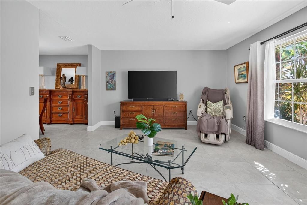 合同活跃: $669,000 (4 贝兹, 2 浴室, 2510 平方英尺)