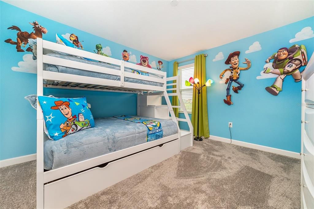 Под контрактом: $709,000 (8 спален, 5 ванн, 3909 Квадратных фут)