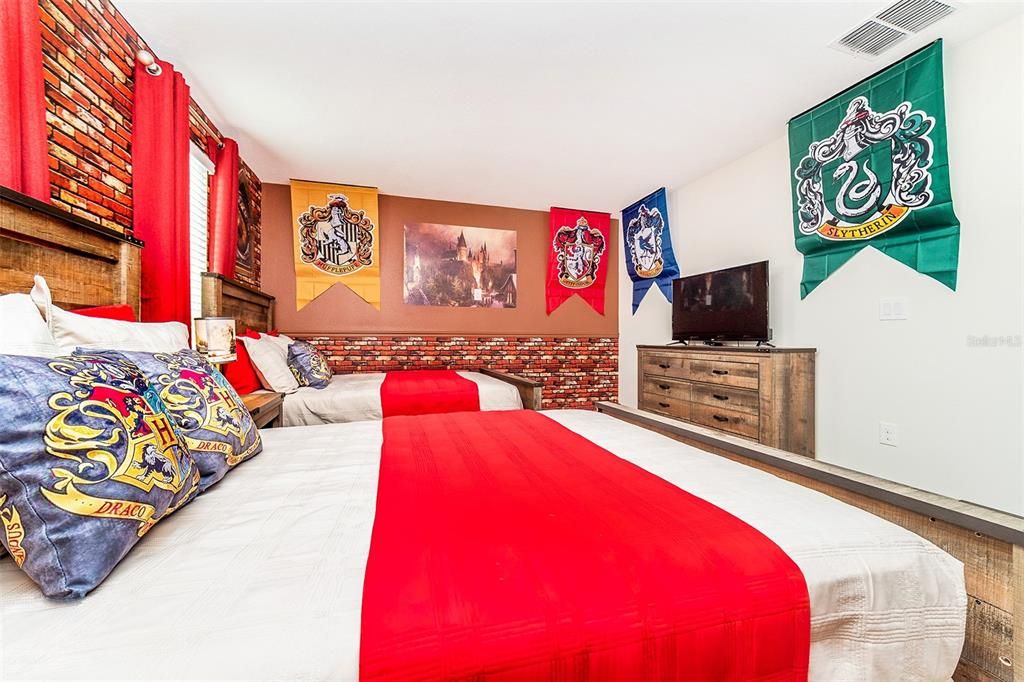 Под контрактом: $709,000 (8 спален, 5 ванн, 3909 Квадратных фут)