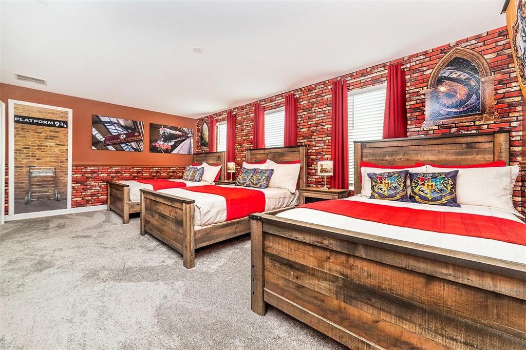 Под контрактом: $709,000 (8 спален, 5 ванн, 3909 Квадратных фут)