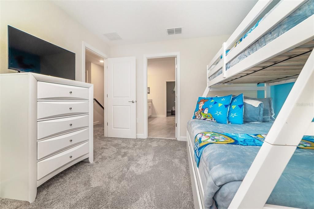 Под контрактом: $709,000 (8 спален, 5 ванн, 3909 Квадратных фут)