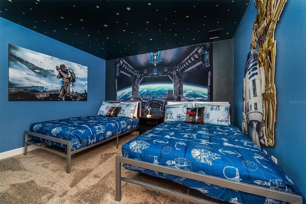 Под контрактом: $709,000 (8 спален, 5 ванн, 3909 Квадратных фут)