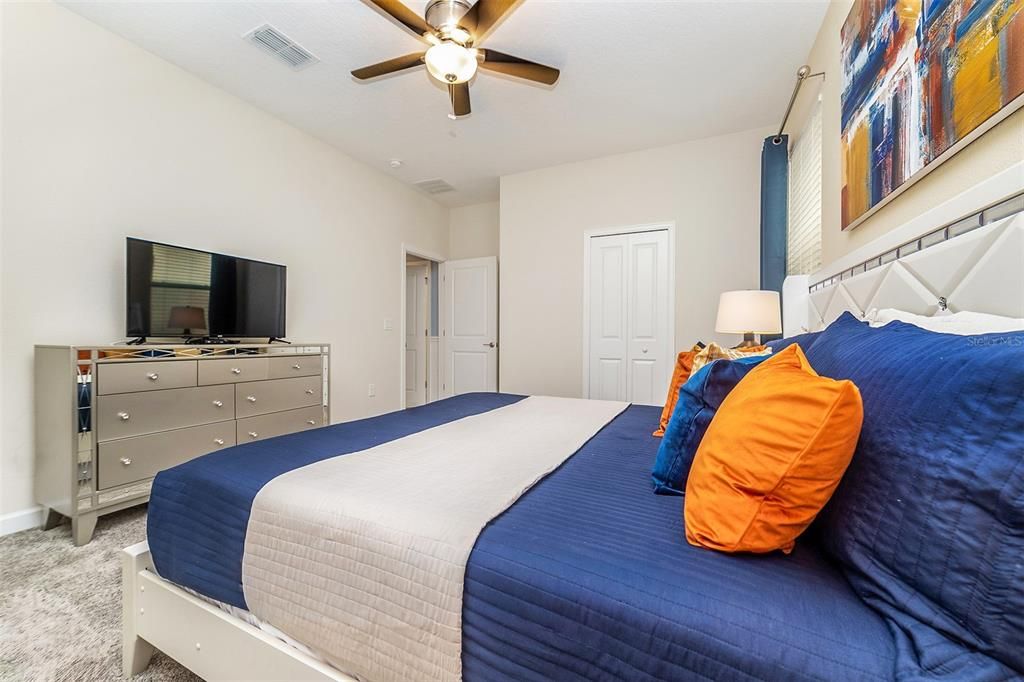 Под контрактом: $709,000 (8 спален, 5 ванн, 3909 Квадратных фут)